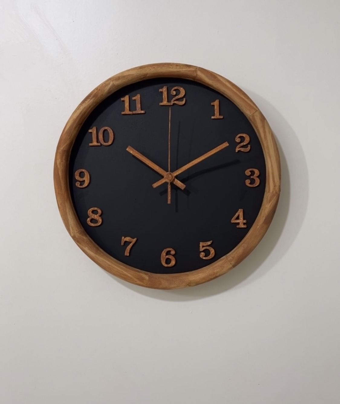 اعداد مولتی استایل که روشون طرح چوب عسلی رنگ شده