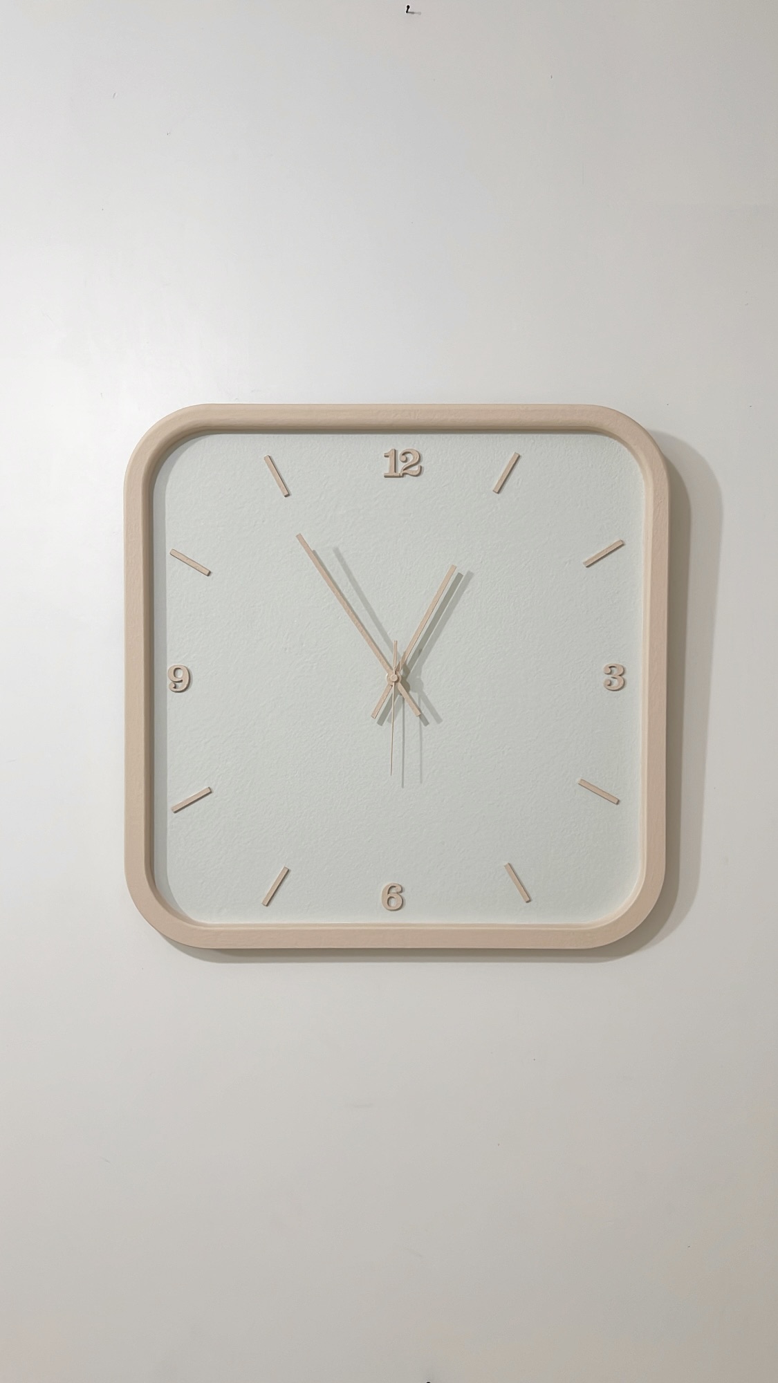 ساعت دیواری مربع اعداد ترکیبی خطی مینیمال با رنگ زمینه سبز خیلی روشن و بقیه بژ روشن ۵۰ سانت