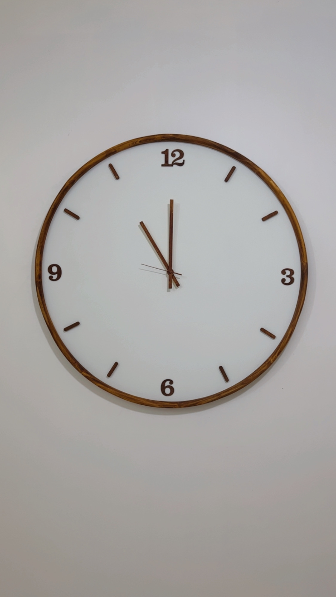 ساعت دیواری دایره با حلقه چوب طبیعی روس گردویی و کف MDF و اعداد طرح چوب گردویی ۸۰ سانت