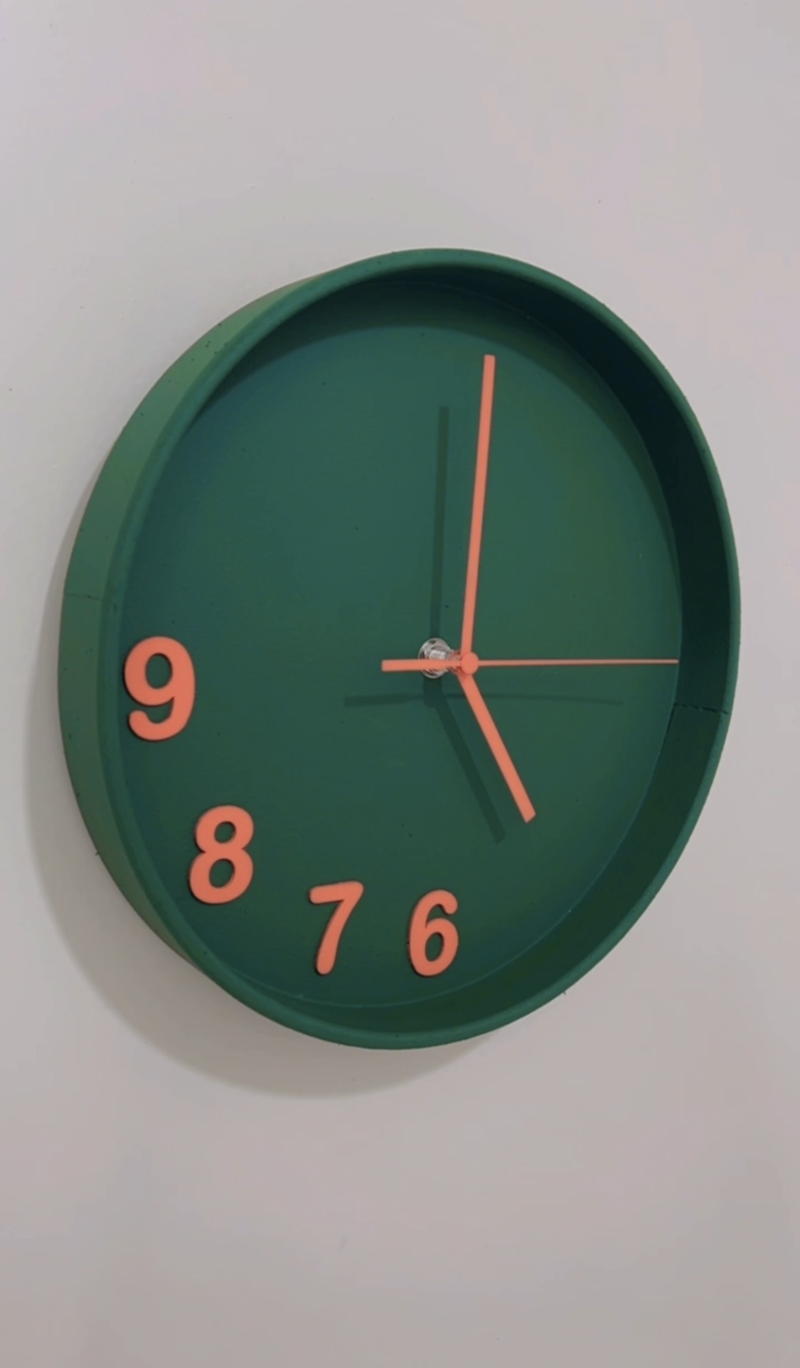 ساعت دیواری دایره | اعداد خاص | جنس MDF با قابلیت انتخاب رنگ | موتور آرام‌گرد تایوانی ۳۰ سانت