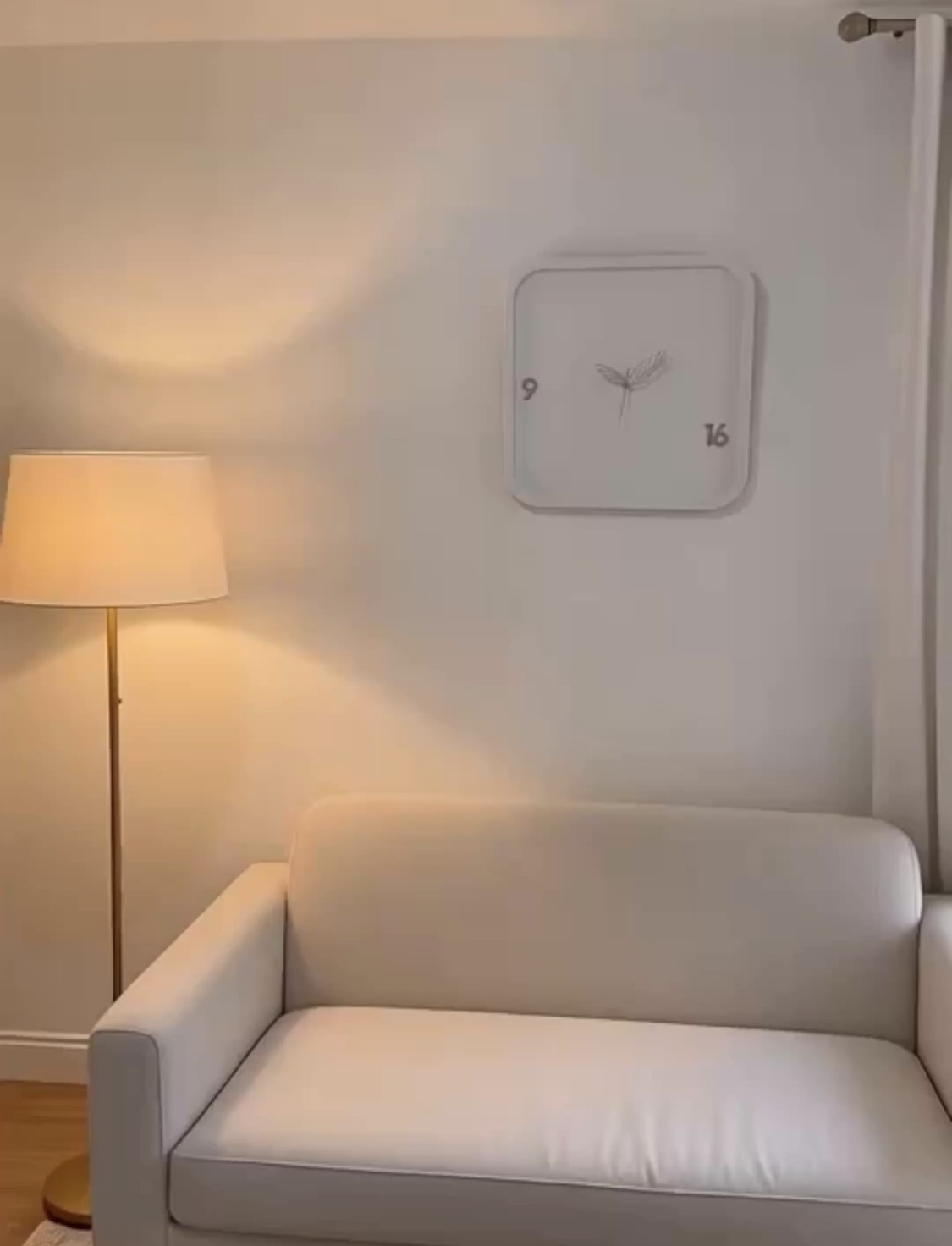 ساعت دیواری مربعی مینیمال | اعداد و عقربه پروانه خاص | جنس MDF با قابلیت انتخاب رنگ | موتور آرام‌گرد تایوانی